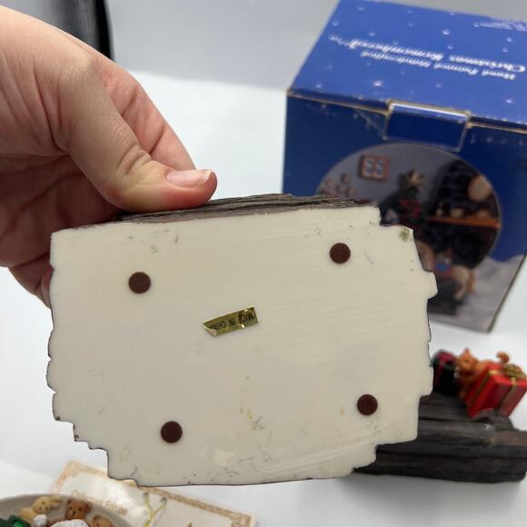 Vintage Christmas Remembered Hand Painted Handcrafted Santa Claus Plates Stand - Picture 8 of 11